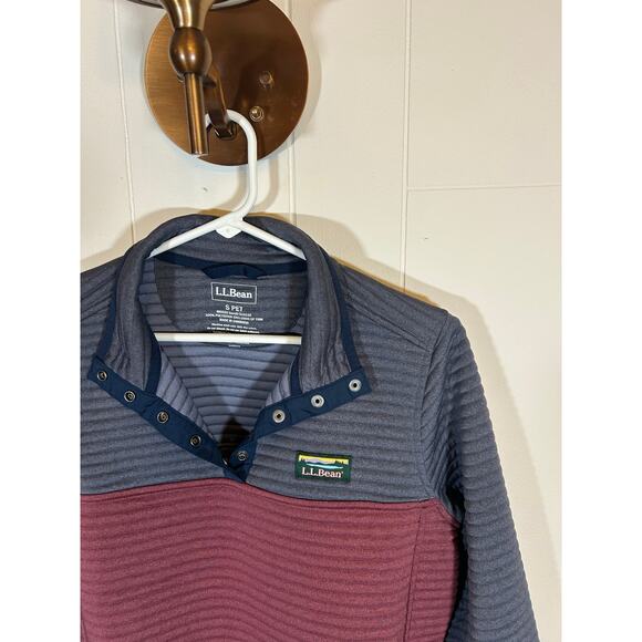 LL Bean Pullover Womens Small Navy
Red Airlight Colorblock Quilted Sweatshirt - Picture 3 of 5